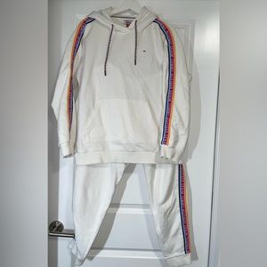 Tommy Hilfiger Denim white sweatsuit. Hoodie size M, sweatpants size S.
